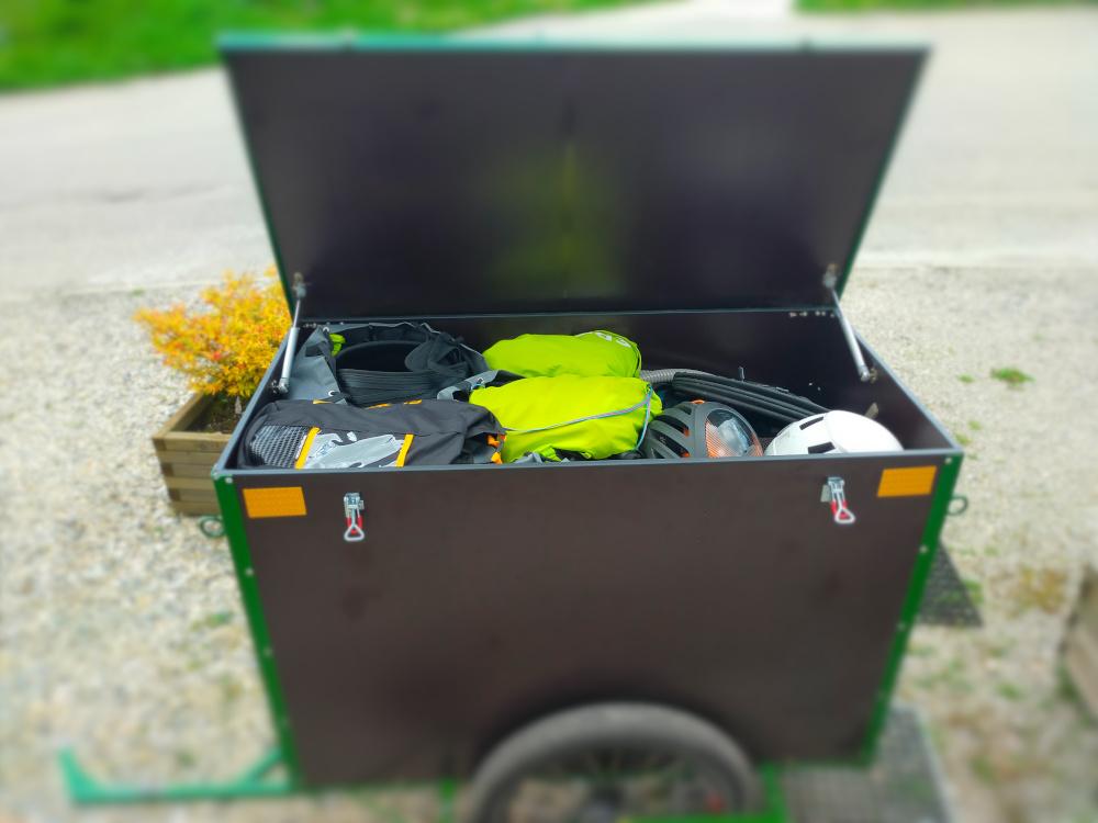 Vue du dessus de la remorque chargée de matériel