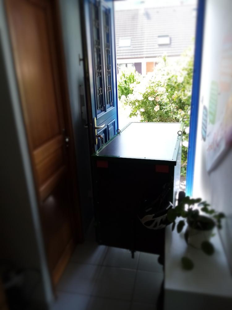 Photo de la remorque dans l&rsquo;entrée d&rsquo;une habitation