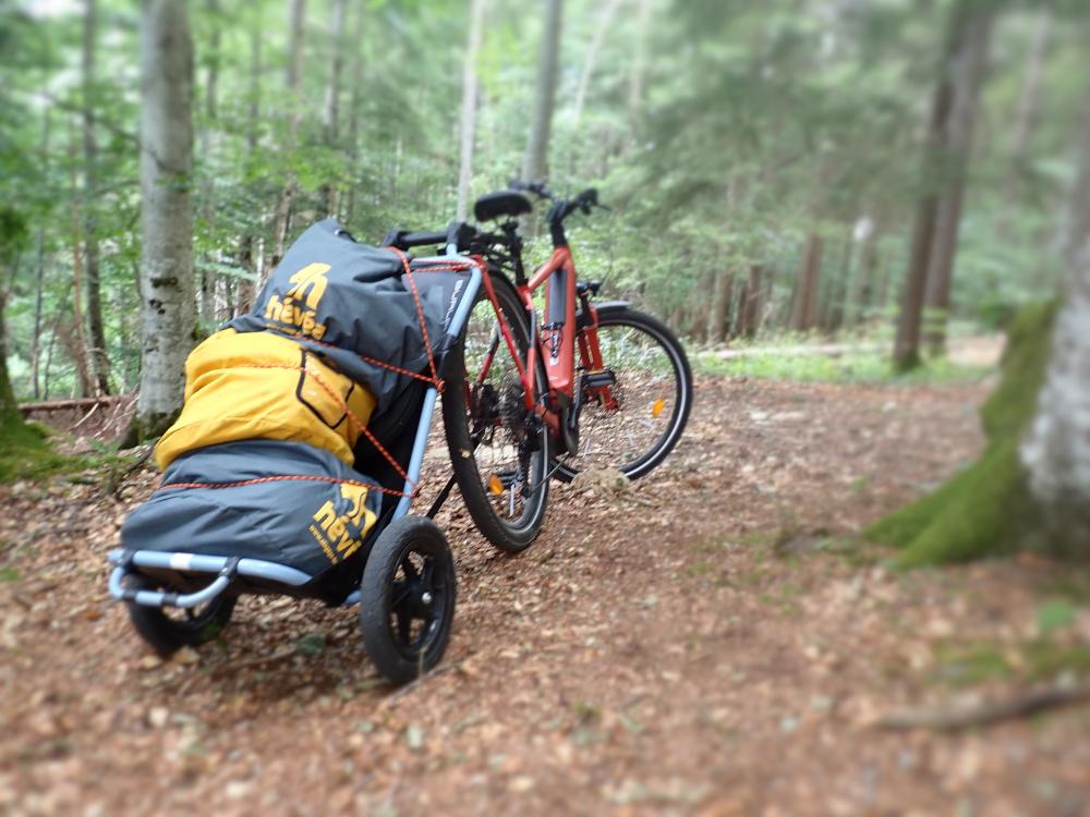 Vue d&rsquo;une petite remorque chargée, attachée au tube de selle du vélo électrique