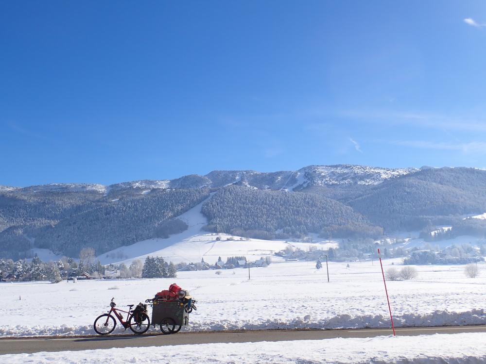 Photo de la remorque avec fond enneigé