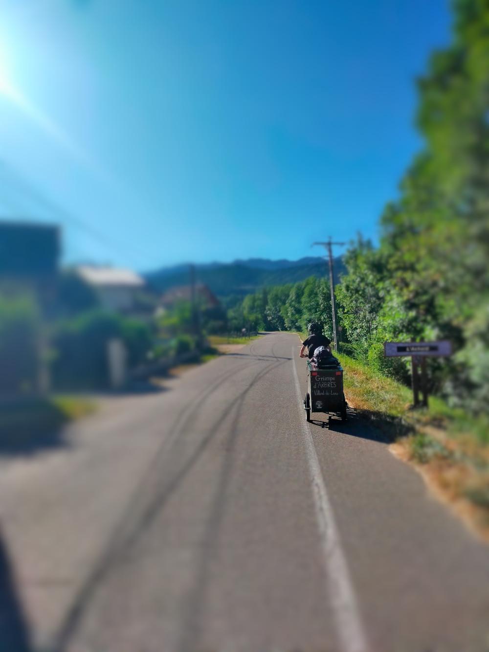 Vue d&rsquo;arrière de la remorque, tirée dans une côto