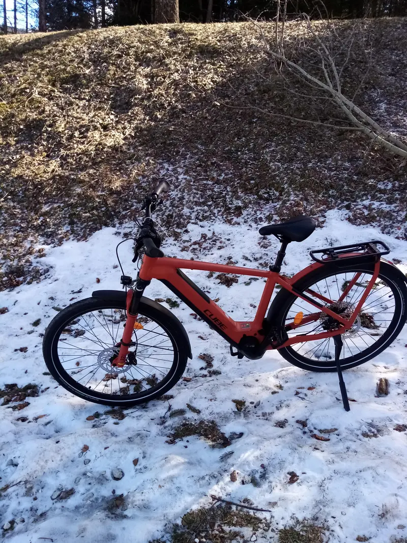 Photo du vélo électrique dans la neige