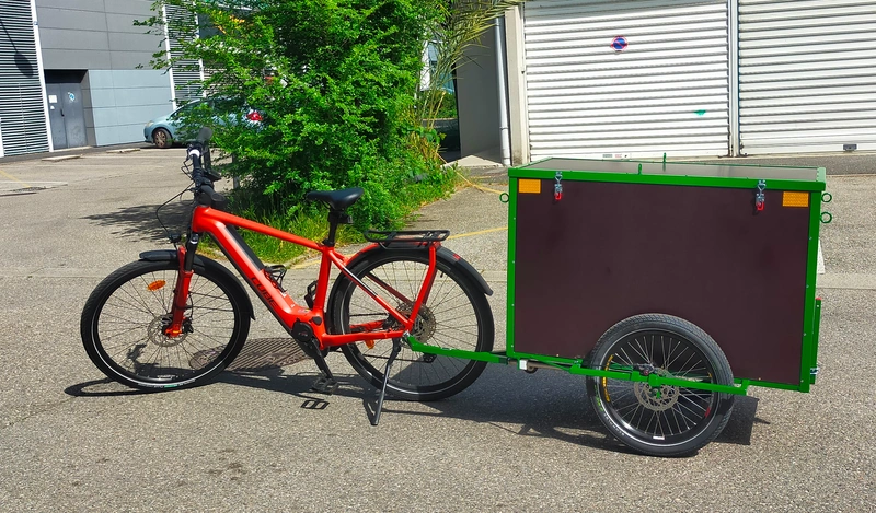 Photo de la remorque avec le vélo électrique