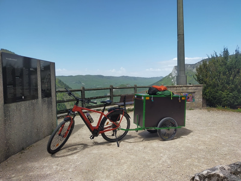 Photo de la avec des montagnes en arrière plan